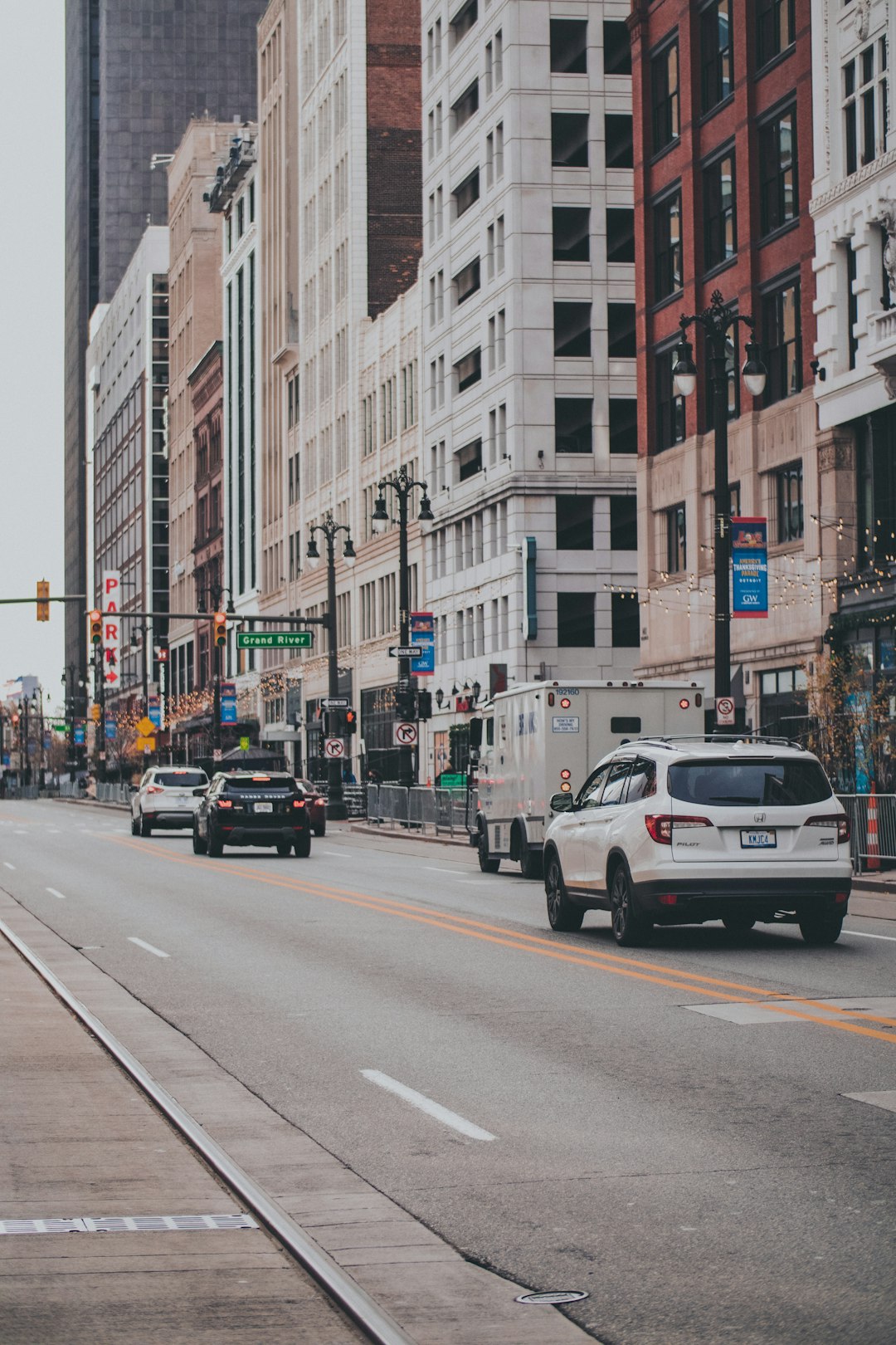 a city street filled with traffic next to tall buildings
